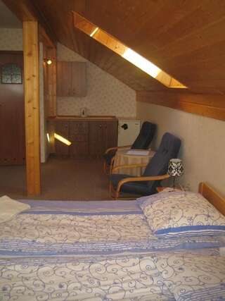 Отели типа «постель и завтрак» Nasz Domek Карпач Трехместный номер с балконом-1